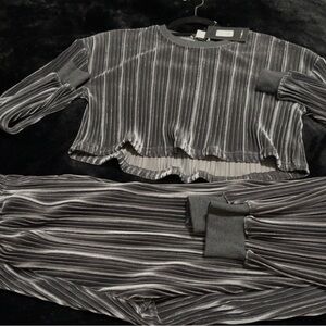 Loving the feeling velvet Cropped top dark grey pant set
